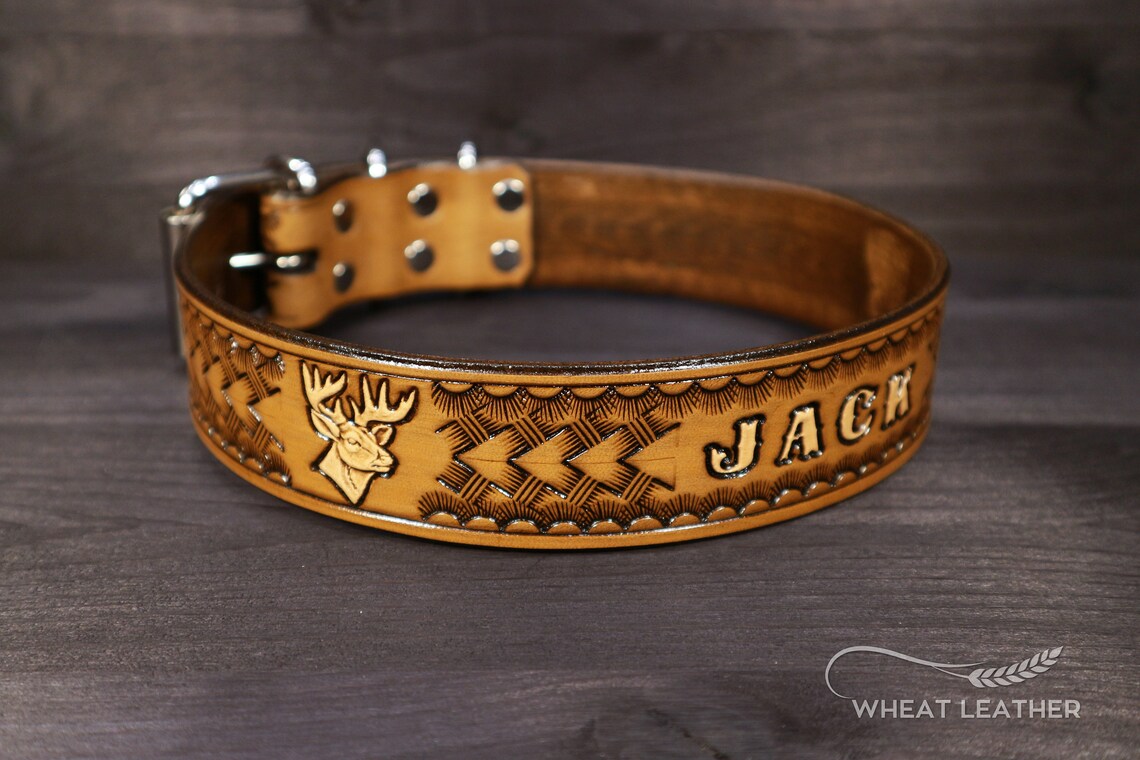 Hnědý kožený obojek pro psa s basket ražením a kovovým D-kroužkem, ruční výroba