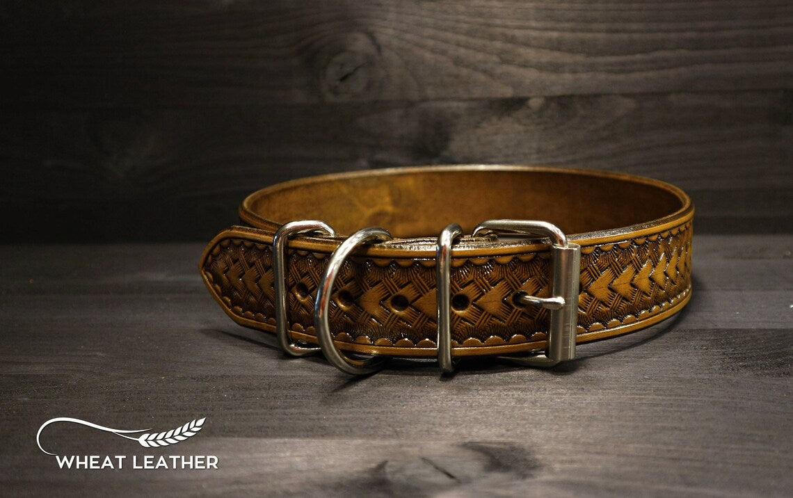 Hnědý kožený obojek pro psa s basket ražením a kovovým D-kroužkem, ruční výroba