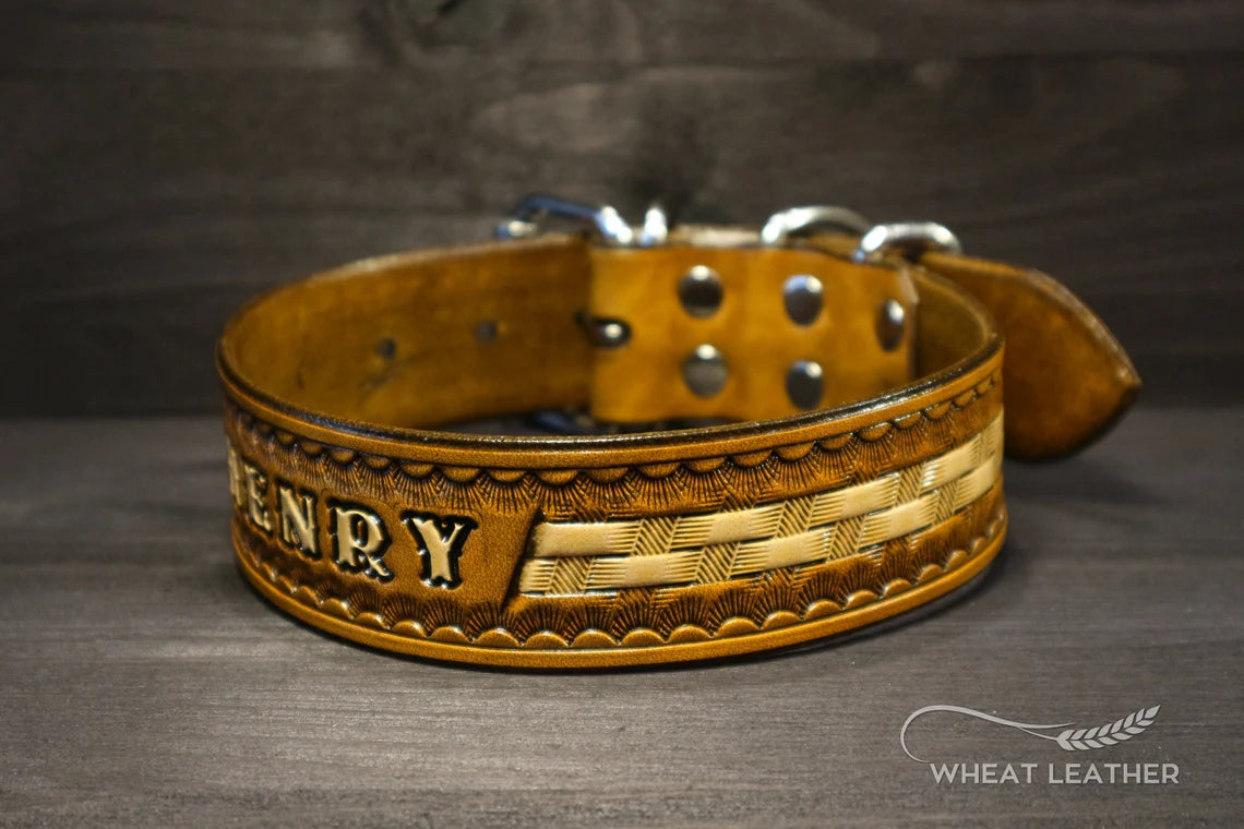 Kožený obojek pro psa z bočního pohledu s dekorativní ruční ražbou, široké a pevné provedení z kůže