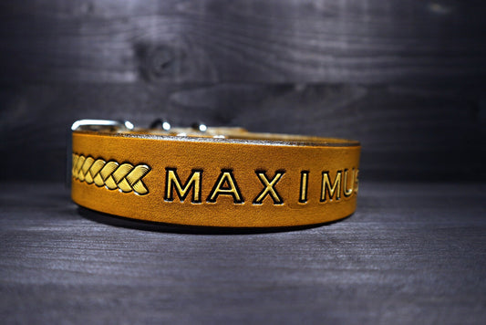 Detail koženého obojku pro psa s basket ražbou a personalizovaným jménem Maximus