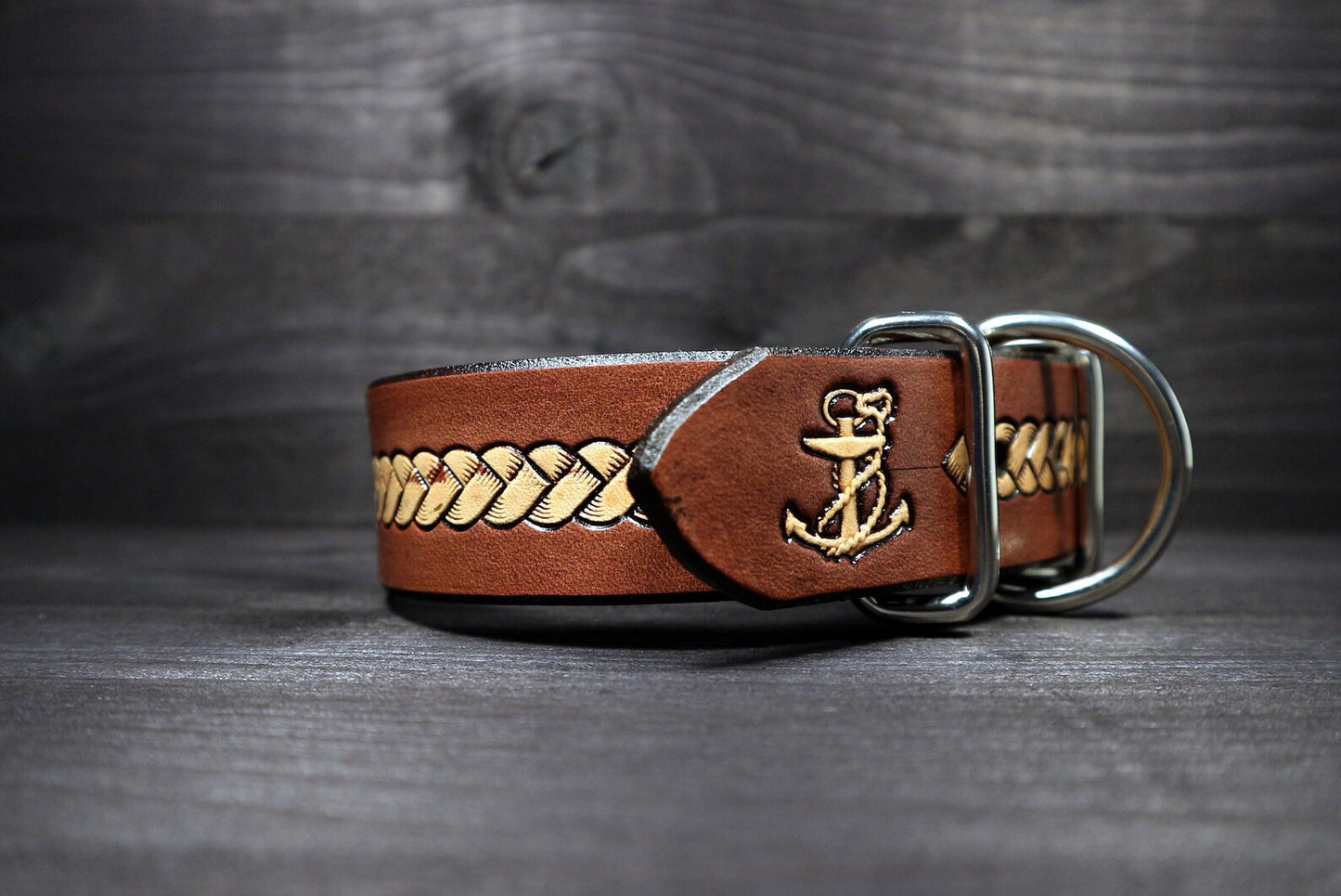 Detail zapínání koženého obojku pro psa s basket ražbou a symbolem kotvy
