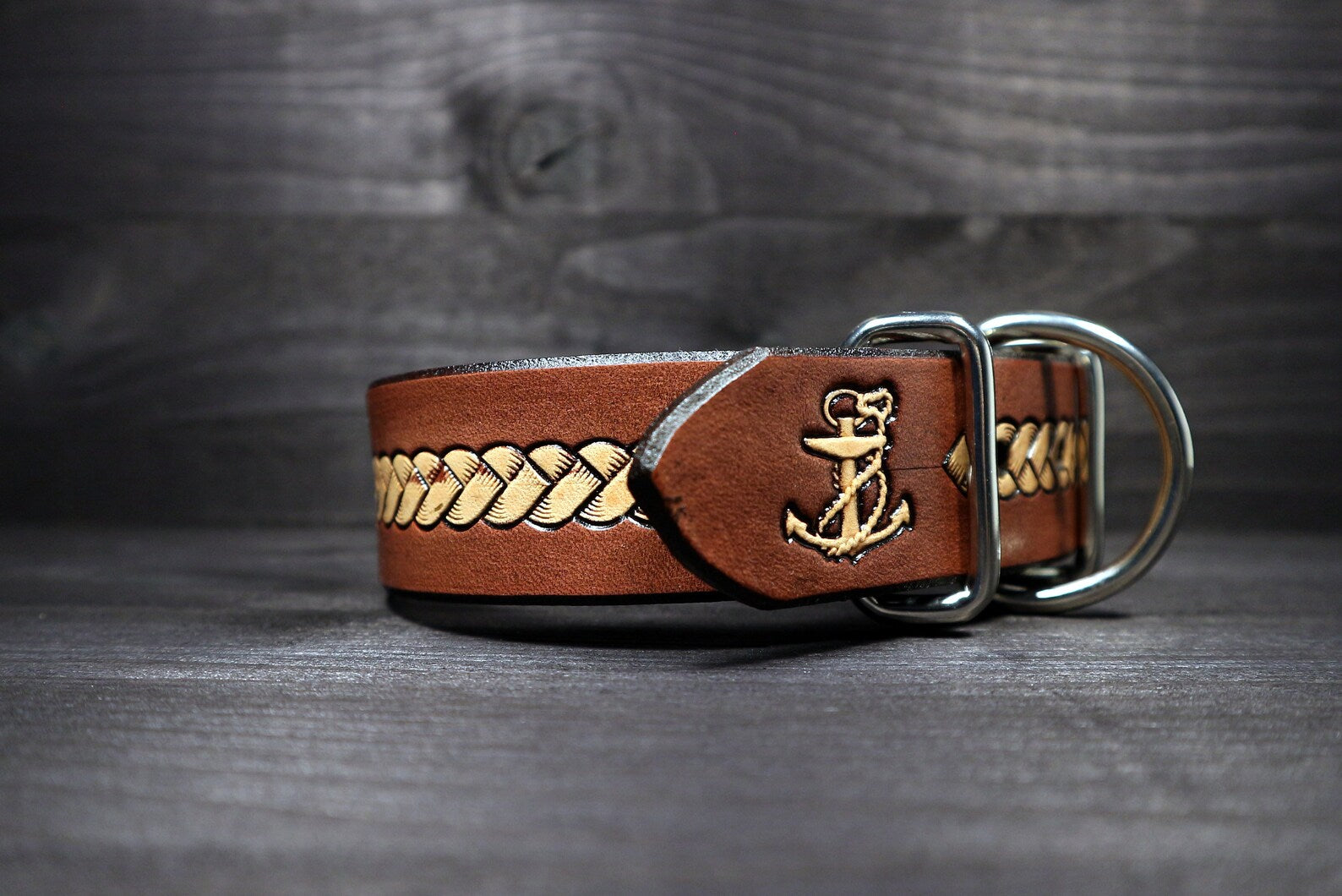 Detail zapínání koženého obojku pro psa s basket ražbou a symbolem kotvy