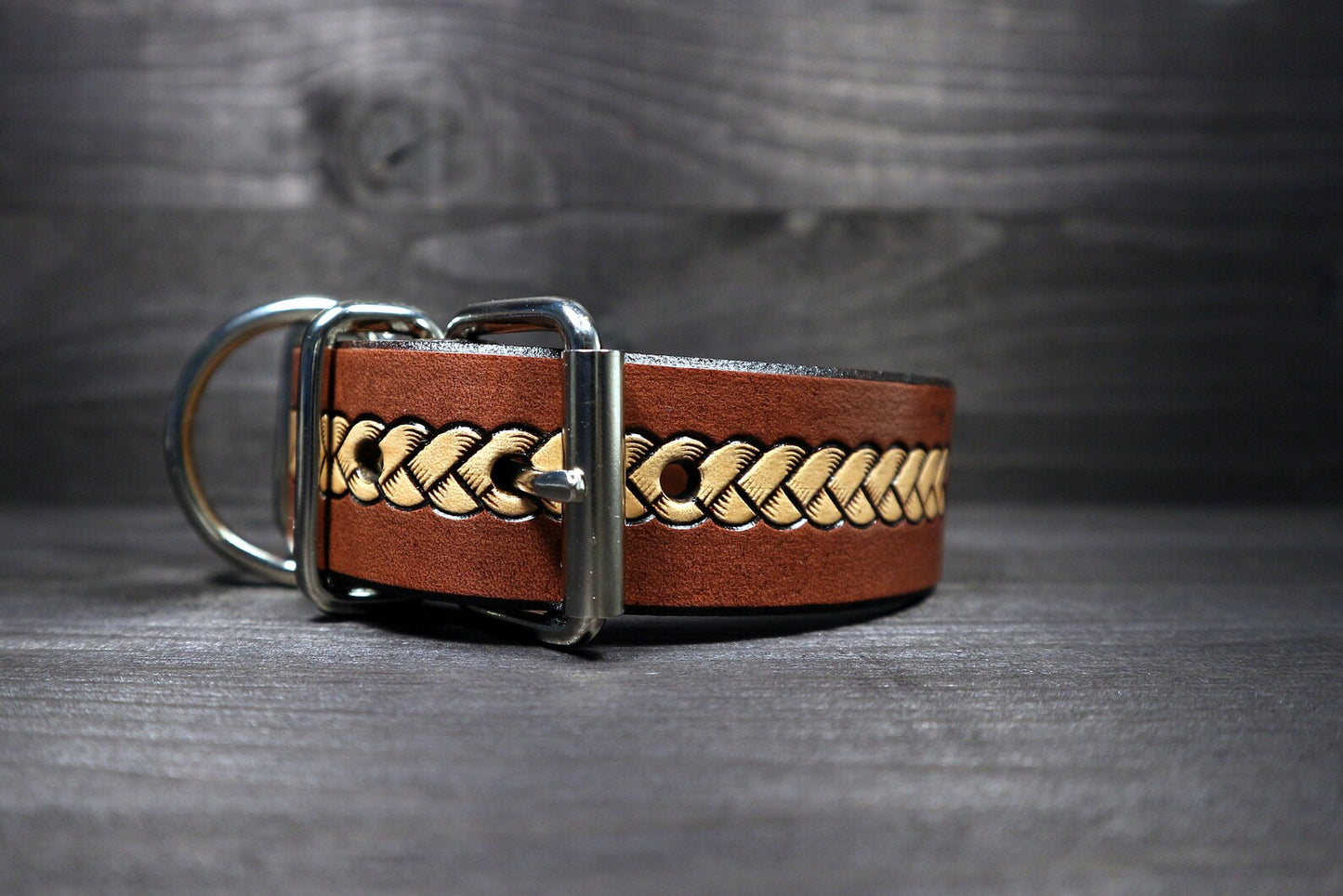 Detail koženého obojku pro psa s basket ražbou a pevným kovovým zapínáním