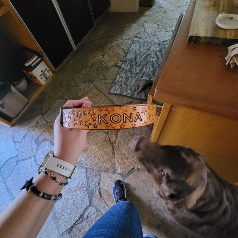 Kožený obojek pro psa se jménem Kona před nasazením, ruční výroba a personalizace