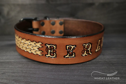 Ručně vyráběný kožený obojek pro psa se jménem Ezra a ozdobnou basket ražbou