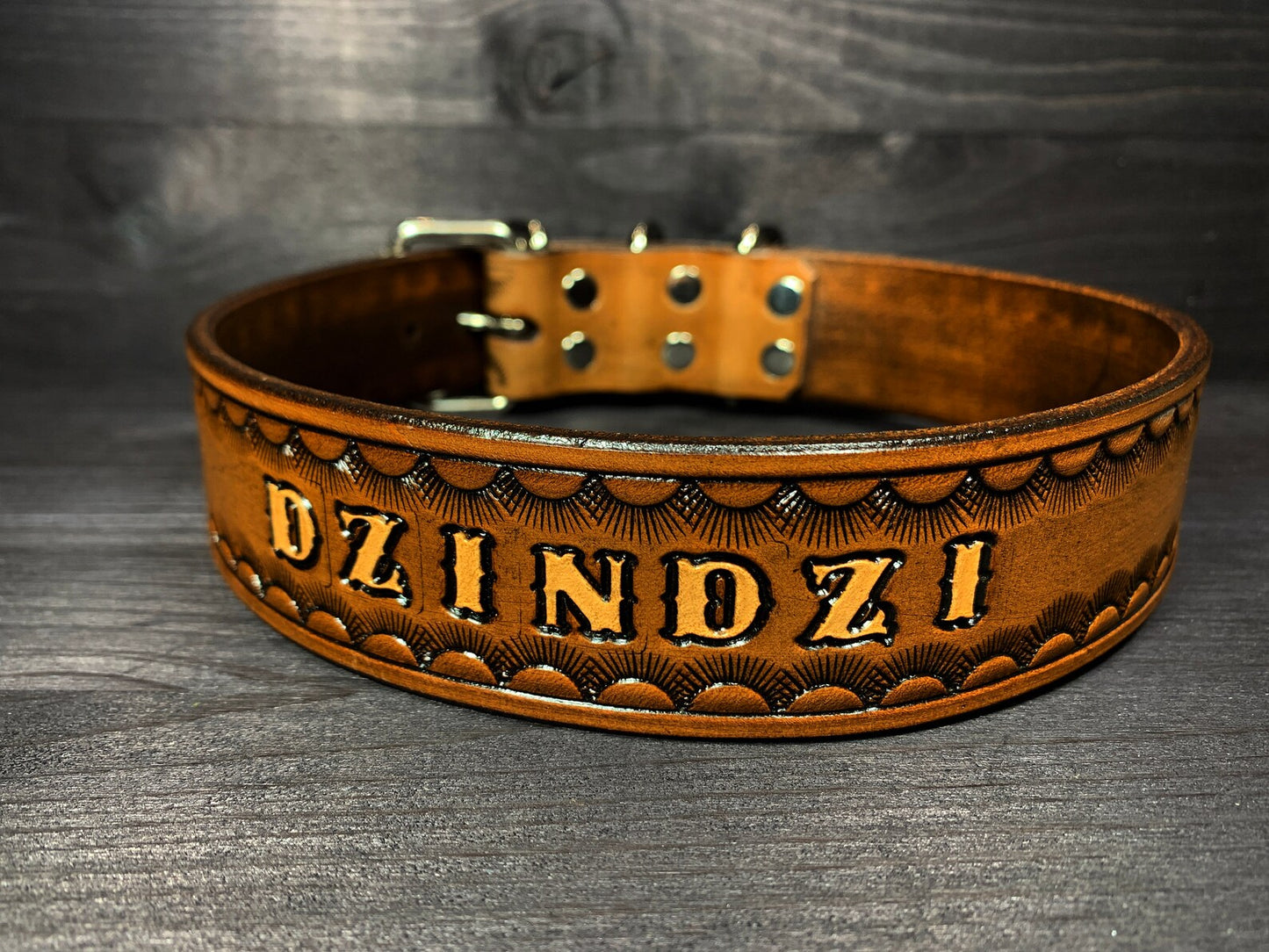 Ručně vyráběný kožený obojek pro psa se jménem Dzindzi, zdobený ražbou a kovovými nýty