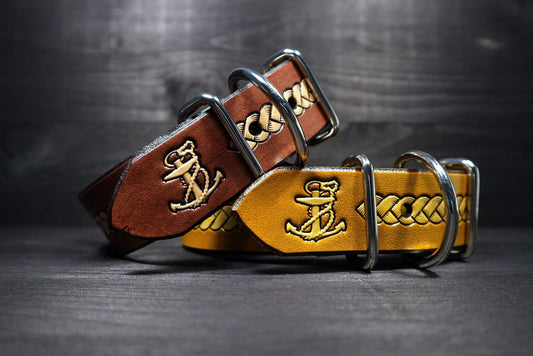 Ručně vyráběné kožené obojky pro psy s basket ražbou a symbolem kotvy, různé barevné varianty