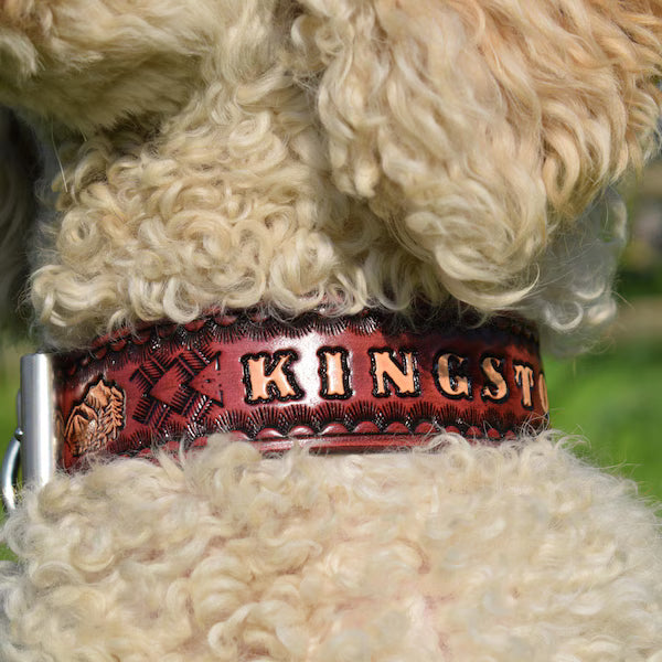 Detail ručně vyráběného koženého obojku pro psa s ražbou jména