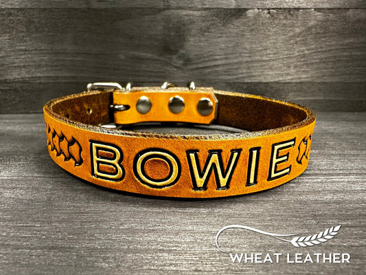 Personalizovaný kožený obojek pro menší psy o šířce 2 cm se jménem Bowie