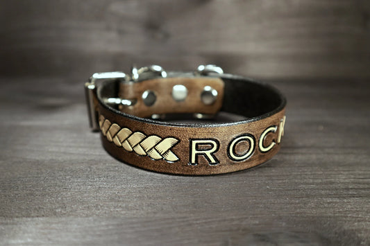 Ručně vyráběný hnědý kožený obojek pro menší psy s raženým jménem a pleteným dekorativním vzorem