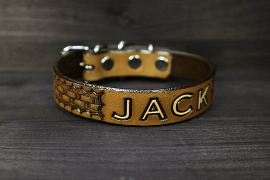 Ručně vyráběný hnědý kožený obojek pro menší psy s raženým jménem a dekorativním vzorem z hovězí kůže