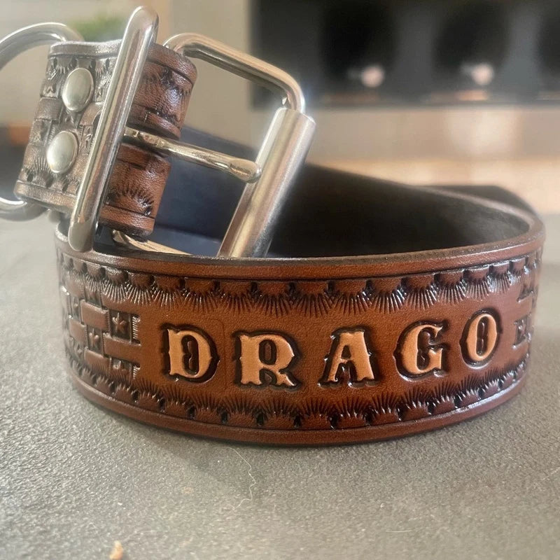 Kožený obojek pro psa s ruční ražbou jména Draco, masivní kovová přezka a dekorativní vzor, detail produktu