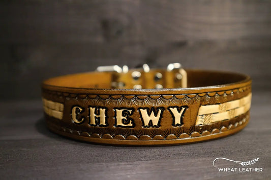 Detail ručně vyráběného koženého obojku pro psa s vyraženým jménem Chewy a dekorativní ražbou