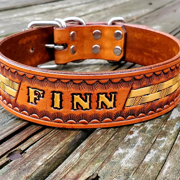 Kožený obojek pro psa s ruční ražbou jména Finn, dekorativní vzor a masivní kožené provedení, detail produktu
