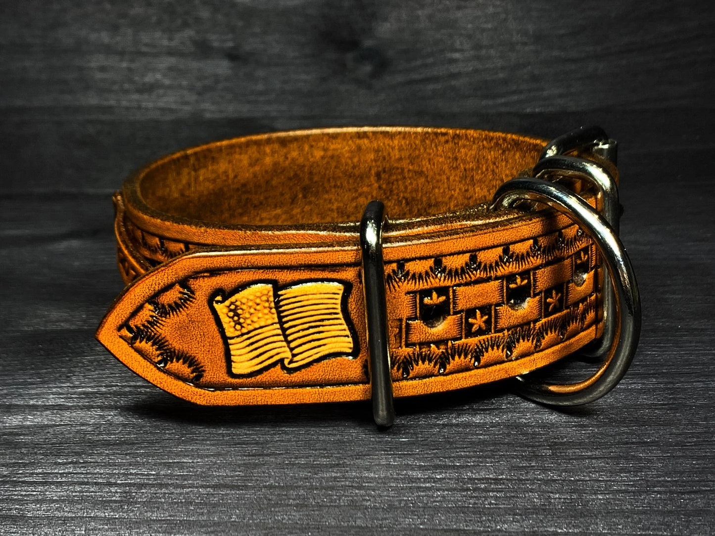 Detail špičky koženého obojku pro psa s dekorativní ruční ražbou a pevným koženým zakončením