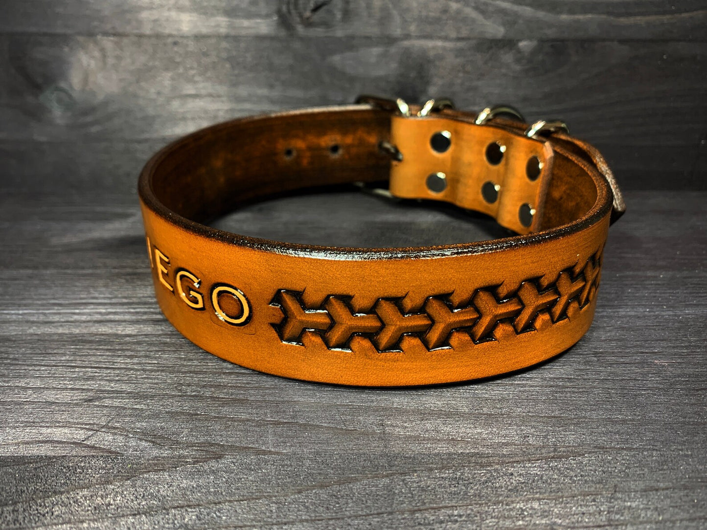 Kožený obojek pro psa se jménem Diego a ručně raženým geometrickým vzorem, pevný handmade obojek z hovězí kůže