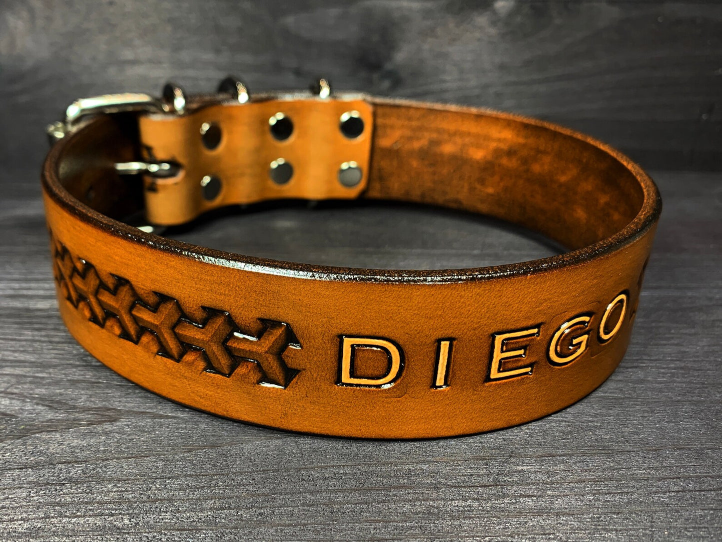 Kožený obojek pro psa se jménem Diego a dekorativním prošíváním, ručně vyráběný personalizovaný obojek z hovězí kůže
