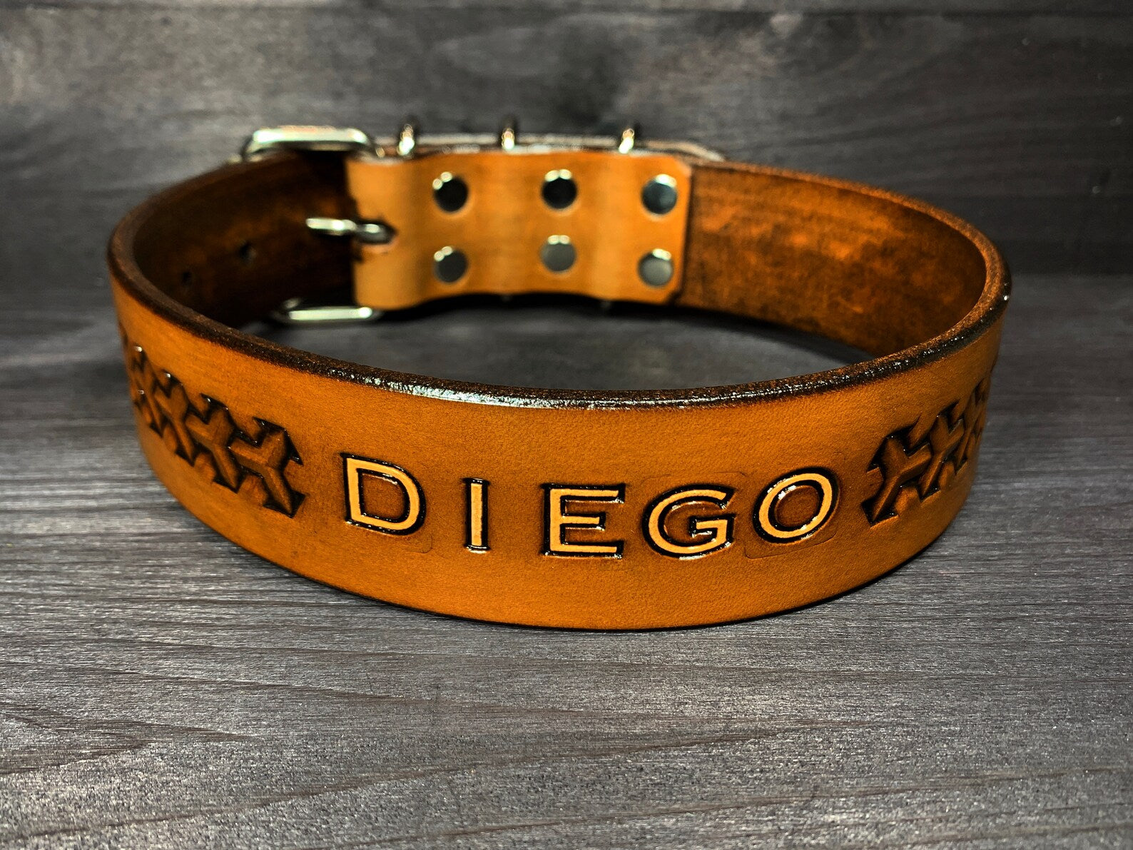 ručně barvený kožený obojek pro psa z hovězí kůže