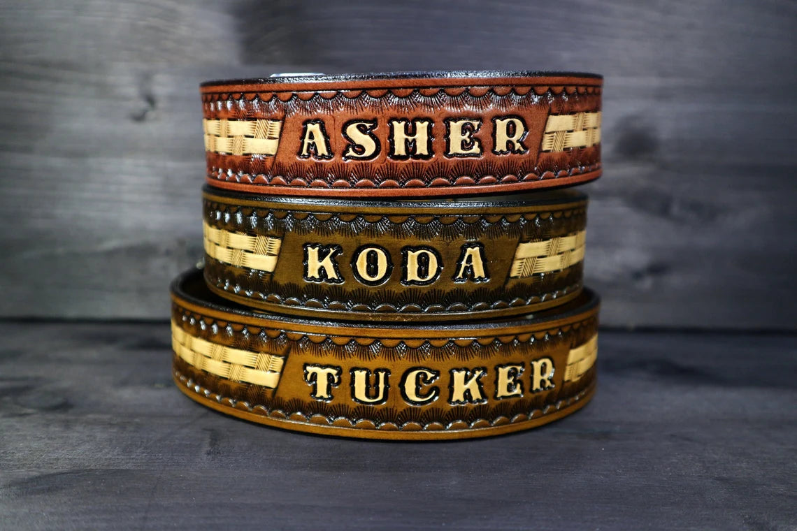 Kožené obojky pro psy s ruční ražbou různých jmen, ukázka personalizace a barevných variant