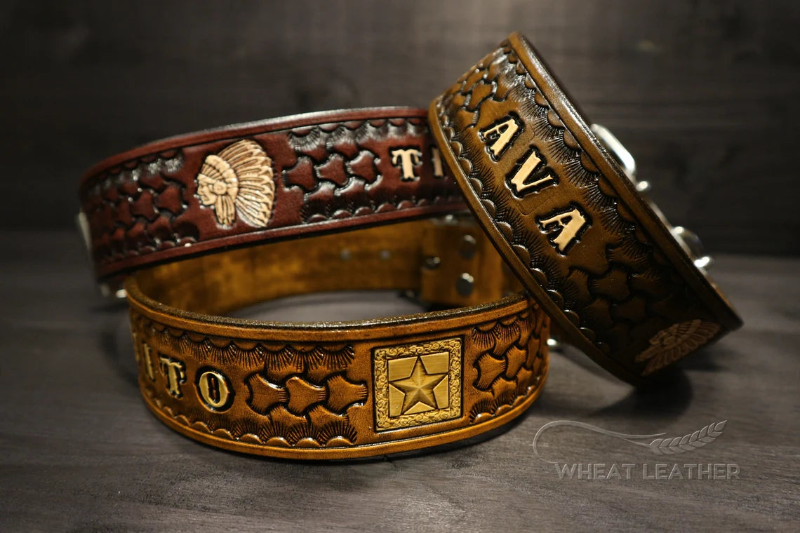 Detail ručně vyráběného koženého obojku pro psa s reliéfní ražbou, mosaznými písmeny se jménem a ozdobnými motivy