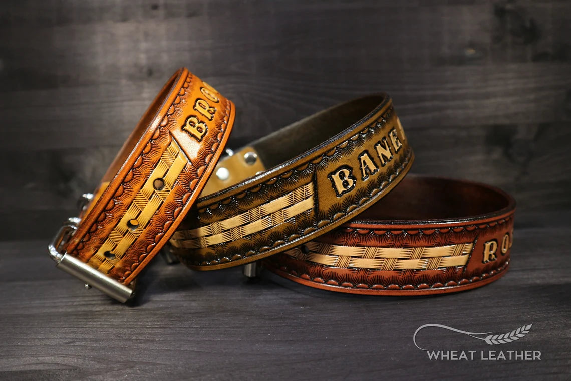 Ručně vyráběné kožené obojky pro psy s dekorativní ražbou a jménem, různé barevné varianty vedle sebe