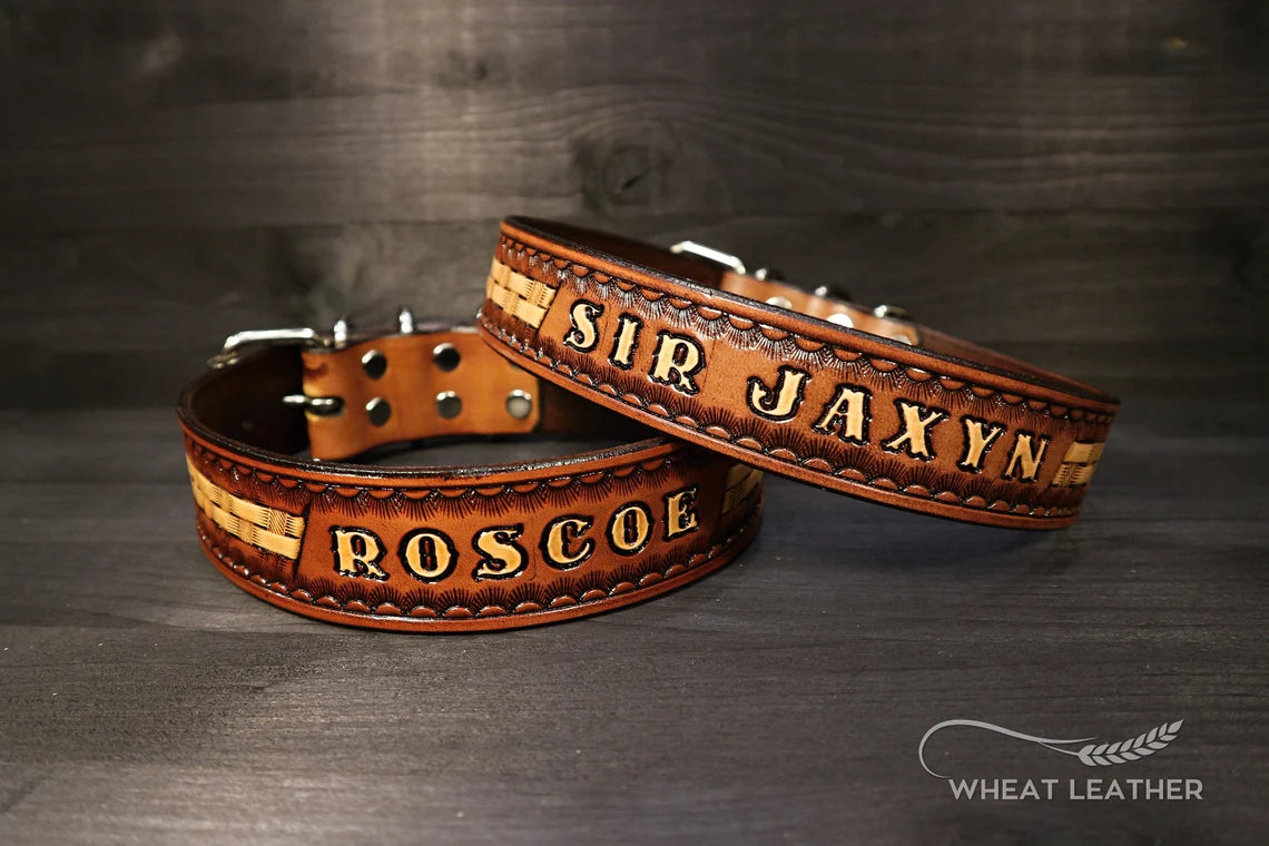 Kožené obojky pro psy s ruční ražbou různých jmen, ukázka hotových kusů a personalizovaného provedení