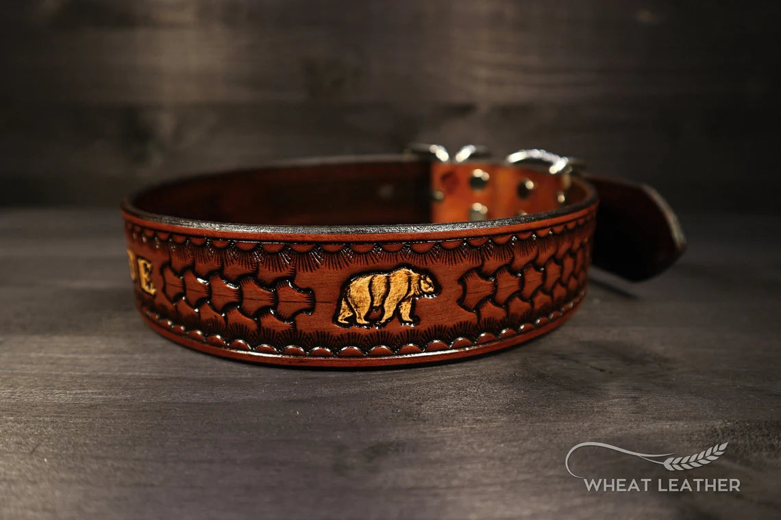 Ručně vyráběný kožený obojek pro psa s plastickou ražbou medvěda a zdobeným okrajem, detail z boku