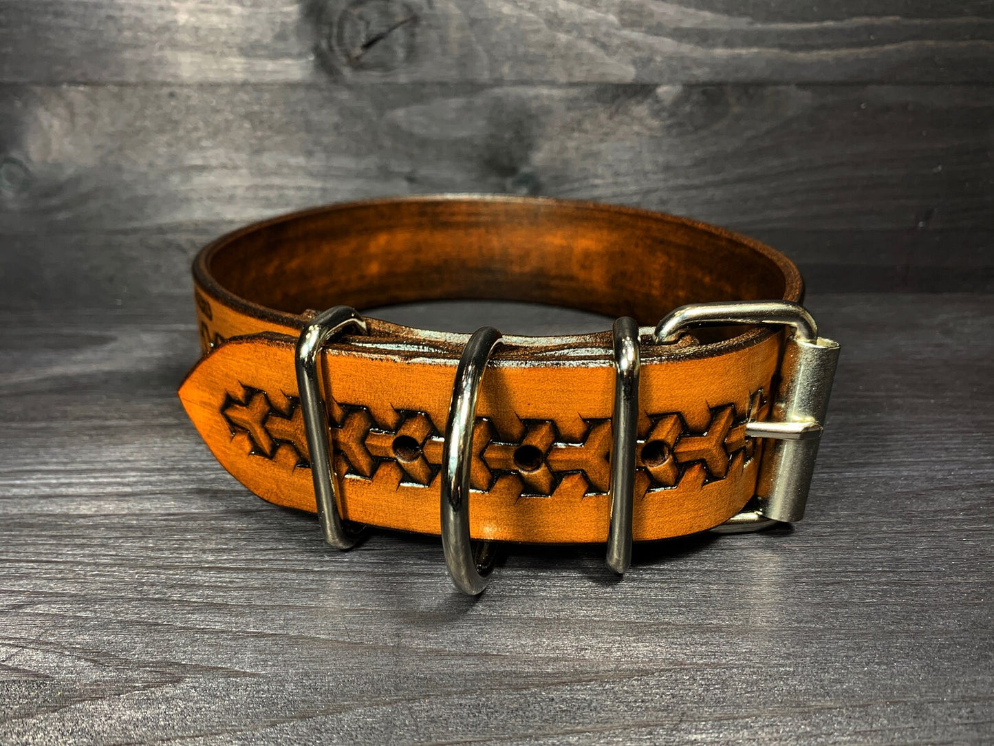 Zadní část koženého obojku pro psa s masivním zapínáním a kovovými průvleky, ručně vyráběný obojek z pravé kůže