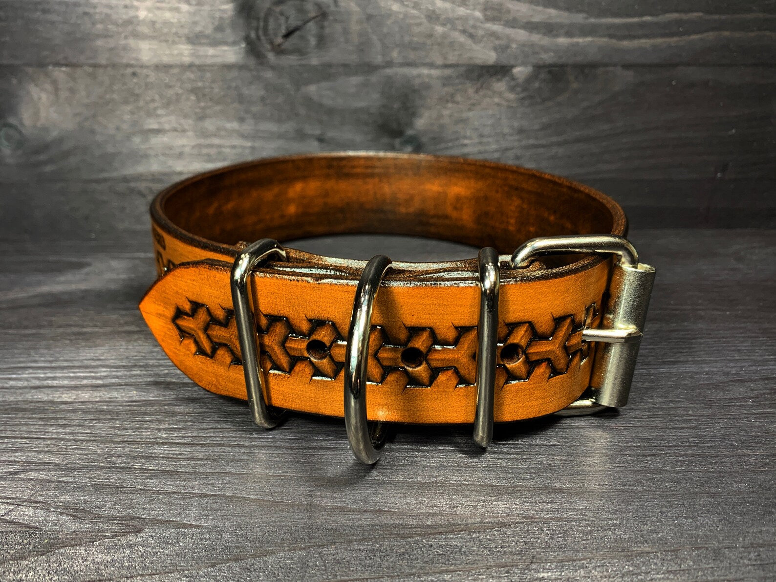 Zadní část koženého obojku pro psa s masivním zapínáním a kovovými průvleky, ručně vyráběný obojek z pravé kůže